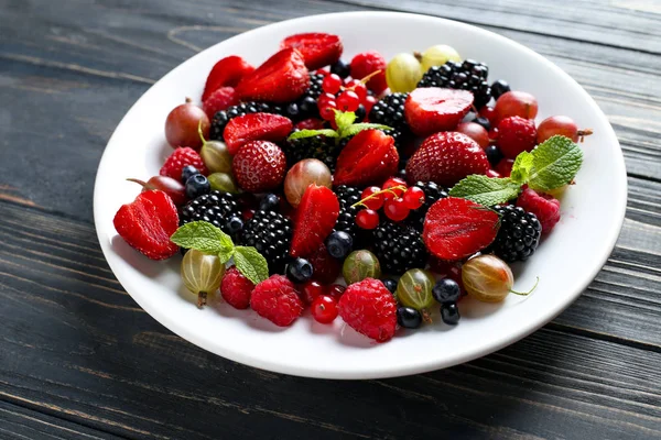 Salada Frutas Com Framboesa Groselha Morango Mirtilos Groselhas Amoras Hortelã — Fotografia de Stock