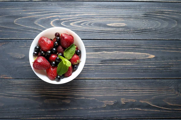 Insalata Frutta Con Ribes Fragola Menta Fondo Legno Con Spazio — Foto Stock