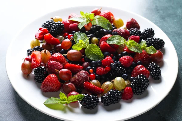 Salada Frutas Com Framboesa Groselha Morango Mirtilos Groselhas Amoras Hortelã — Fotografia de Stock