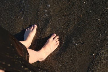 Bir kumsal arka plan metin, en iyi görünüm için yer ile özverili yalınayak bacaklar