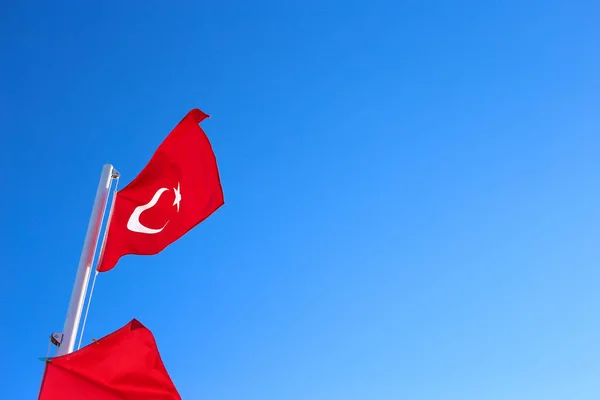 Прапор Туреччини Флагштока Проти Синього Неба Місця Тексту — стокове фото