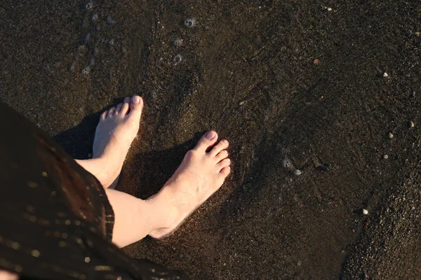 Bir kumsal arka plan metin, en iyi görünüm için yer ile özverili yalınayak bacaklar