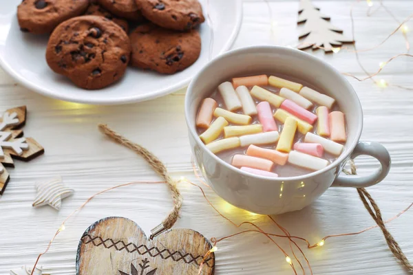 Kompozycja Świąteczne Kakao Pliki Cookie Ozdoby Świąteczne Białym Tle — Zdjęcie stockowe