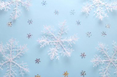 Noel kompozisyon. Mavi bir arka plan üzerinde beyaz kar taneleri, desen yaptı. Noel, kış, yeni yıl kavramı. Düz yatıyordu, en iyi görünümü
