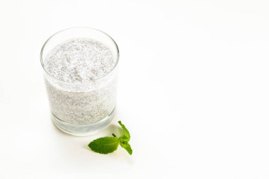 Beyaz bir arka planda nane ile Chia puding. Metin veya alan 