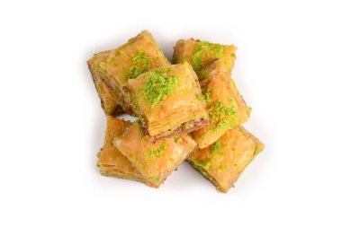 Beyaz arka planda fıstıklı baklava. Tatlı..