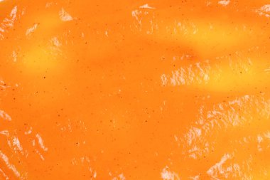 Portakal sosu beyaz arkaplanda izole edilmiş.