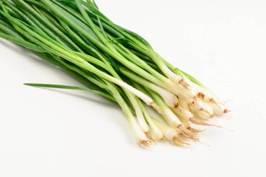 yeşil soğan üzerinde beyaz izole. 