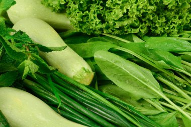 Taze yeşil sebze ve otlar bir arka plan olarak.  