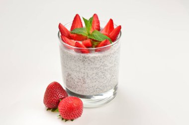 Beyaz bir arka planda çilek ve nane ile Chia puding. Spa