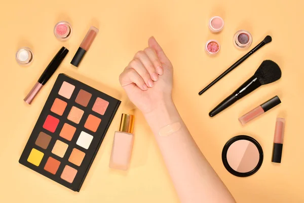 Fundament på kvinnan räcker. Professionella makeup-produkter med COSM — Stockfoto