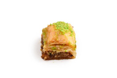 Beyaz arka planda fıstıklı baklava. Tatlı..