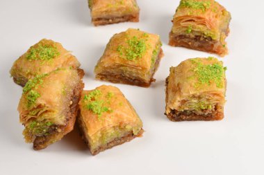 Beyaz arka planda fıstıklı baklava. Tatlı..