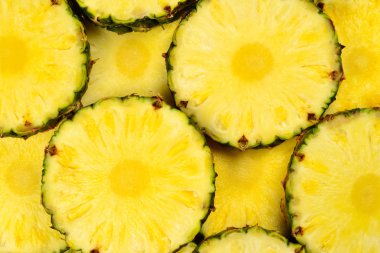 Ananas sulu sarı dilimler arka planda. Üst görünüm.