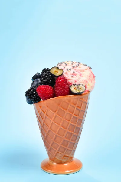 Eis mit Blaubeeren, Brombeeren und Himbeeren auf einem Teller — Stockfoto