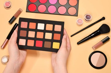 Kadın elinde göz farı paleti. Profesyonel makyaj ürünleri w