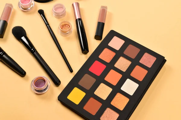 Productos de maquillaje profesional con productos cosméticos de belleza, ojo —  Fotos de Stock