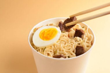 Biftek ve sebzeli hazır ramen ile kağıt bardak..