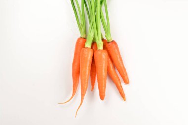 Beyaz arka planda taze turuncu havuç..