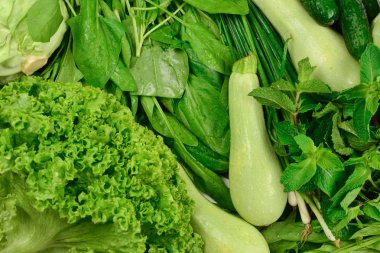 Taze yeşil sebze ve otlar bir arka plan olarak.  