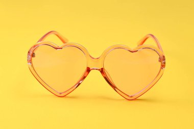 Sarı arka planda pembe güneş gözlüğü. Metin veya tasarım alanı
