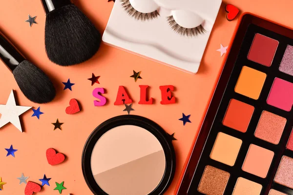 Verkaufstext auf orangefarbenem Hintergrund. professionelle trendige Make-up pr — Stockfoto