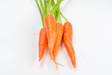 Beyaz arka planda taze turuncu havuç..