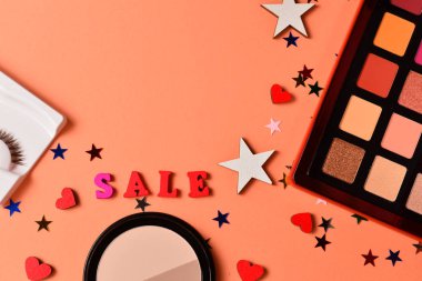 Turuncu arka planda satış metni. Profesyonel trendy makyaj PR