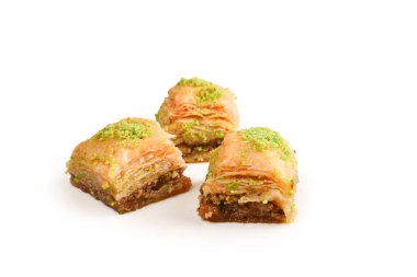 Beyaz arka planda fıstıklı baklava. Tatlı..