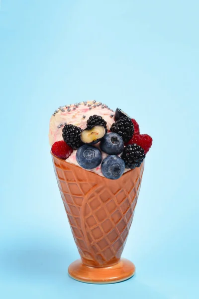 Helado con arándanos, moras y frambuesas en un bl —  Fotos de Stock