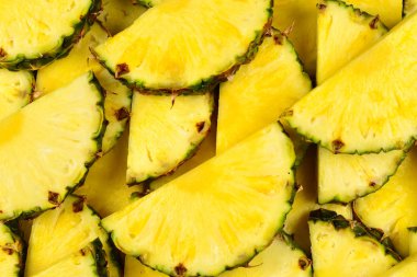 Ananas sulu sarı dilimler arka planda. Üst görünüm.