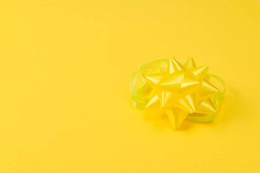 Sarı arka planda sarı yay. Kopyalama alanı. 