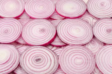 Arka plan olarak soğan dilimleri. Üst görünüm. 