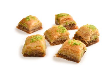 Beyaz arka planda fıstıklı baklava. Tatlı..
