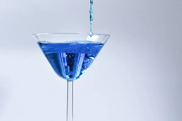 Koktél kék folyadék üveggel. Üveg, kék víz pourin — Stock Fotó