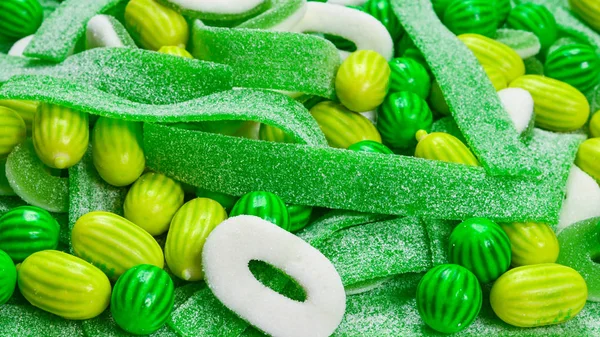 Geassorteerde groene gummy snoepjes achtergrond. Bovenaanzicht. Jelly snoepjes — Stockfoto