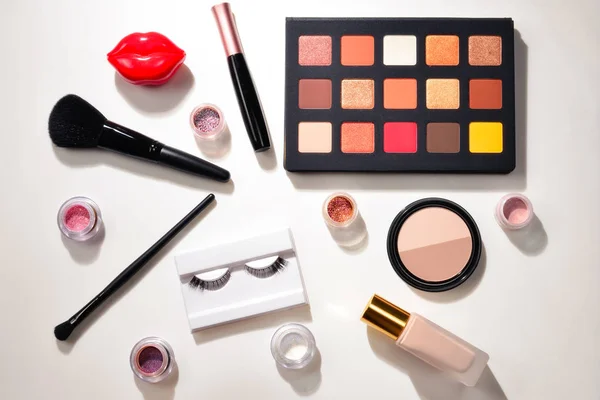 Productos de maquillaje profesional con productos cosméticos de belleza, ojo —  Fotos de Stock