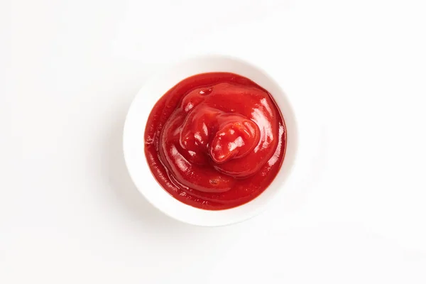 Ketchup in weißem Teller auf weißem Hintergrund. — Stockfoto