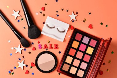 Turuncu arka planda satış metni. Profesyonel trendy makyaj PR