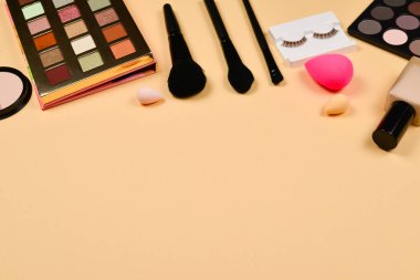 Kozmetik güzellik ürünü ile profesyonel trendy makyaj ürünleri