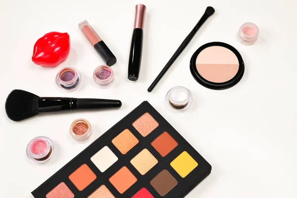 Productos de maquillaje profesional con productos cosméticos de belleza, ojo — Foto de Stock