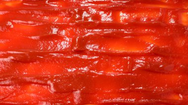 Kırmızı sos arka plan olarak sıçrar.