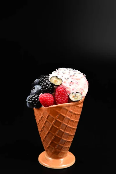 Crème glacée aux myrtilles, mûres et framboises sur un bl — Photo