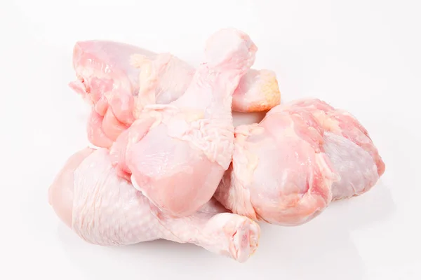 Des cuisses de poulet crues savoureuses. Vue de dessus. Isolé sur blanc — Photo