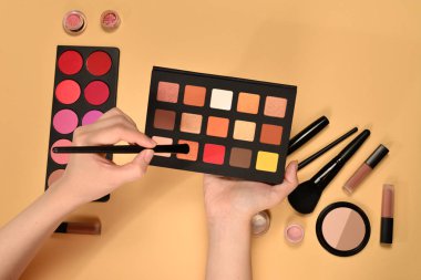 Kadın elinde göz farı paleti. Profesyonel makyaj ürünleri w