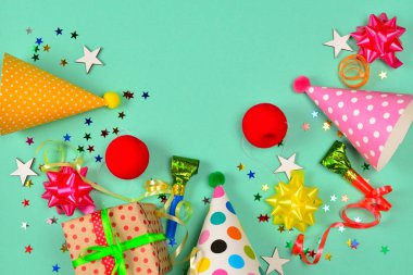 Doğum günü şapkaları, hediye, konfeti, kurdele, yıldız, palyaço burun