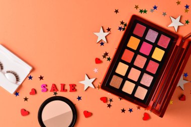 Turuncu arka planda satış metni. Profesyonel trendy makyaj PR