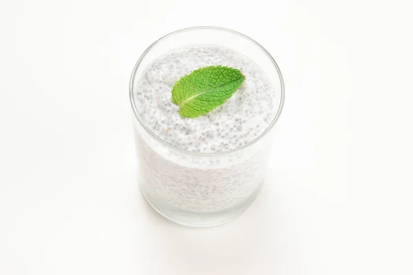 Chia-Pudding mit Minze auf weißem Hintergrund. Raum für Text oder — Stockfoto