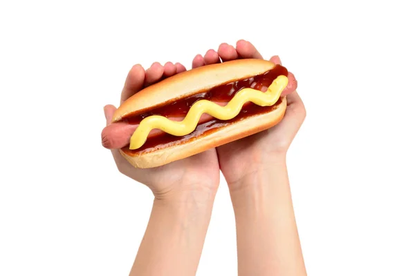 Hot dog in vrouw hand geïsoleerd op witte achtergrond. Kopieerruimte. — Stockfoto