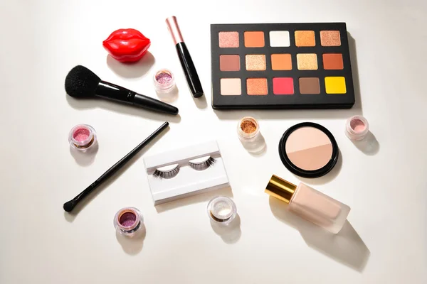 Kozmetik güzellik ürünleri, göz ile profesyonel makyaj ürünleri — Stok fotoğraf